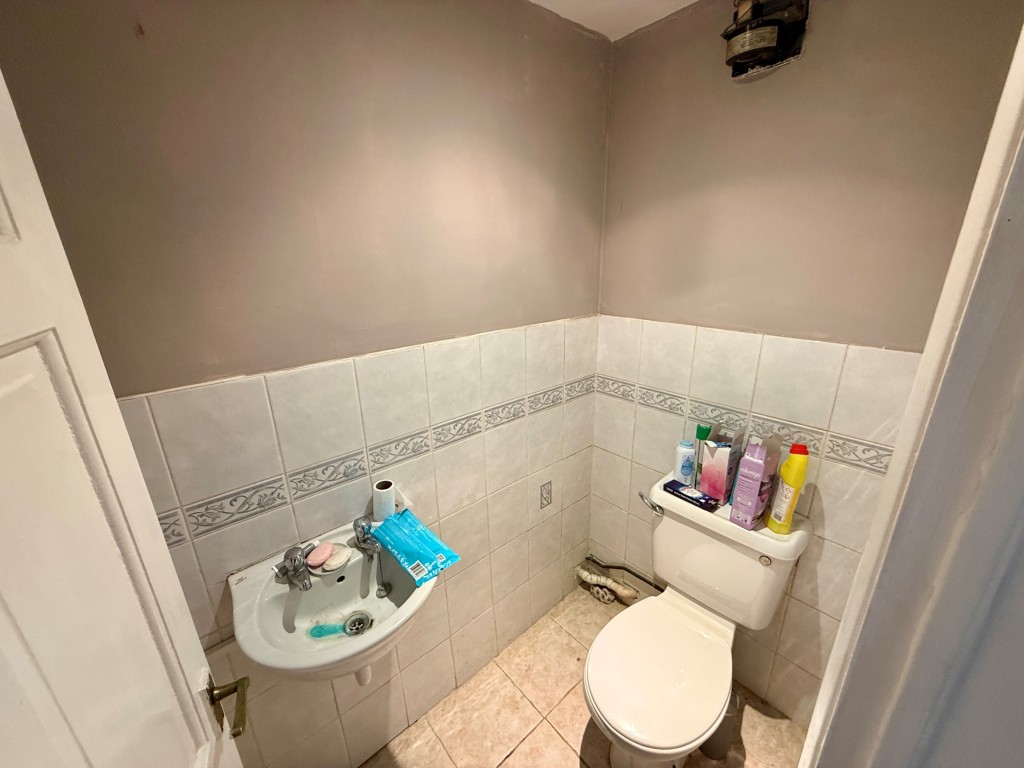 Lot: 129 - FOUR-BEDROOM HOUSE FOR IMPROVEMENT - W.C.